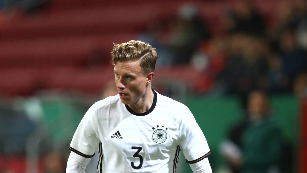 YANNICK GERHARDT: Bei Olympia glänzte Leipzigs Lukas Klostermann als Linksverteidiger, der laboriert nun aber an einem Kreuzbandriss. Daher setzt Stefan Kuntz aktuell weiter auf den Wolfsburger Gerhardt. Dessen Vorteil: Seine Erfahrung aus drei kompletten Profi-Saisons beim 1. FC Köln. Sein Nachteil: Im Verein spielt Gerhardt im Mittelfeld, ist kein Spezialist als Außenverteidiger. Daher UNENTSCHIEDEN, Zwischenstand: 3:4