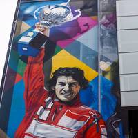 Ayrton Senna ist einer der größten Namen der Formel-1-Geschichte. Netflix hat bereits angekündigt, den Brasilianer mit einer Mini-Serie zu ehren. Nun enthüllt der Streamingdienst ein Geheimnis.