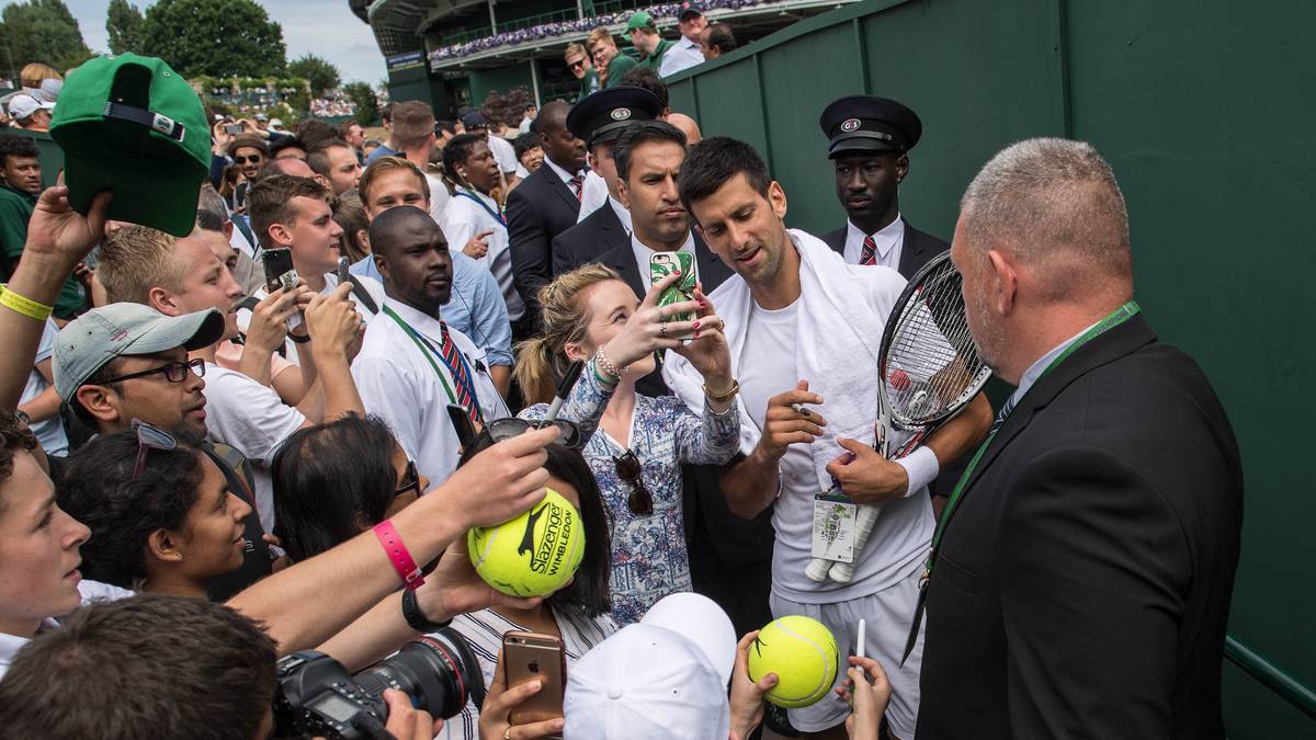Auch das gehört zum Leben eines Tennis-Stars. Nach getaner Arbeit auf dem Platz heißt es Autogramme geben und Selfie-Wünsche erfüllen