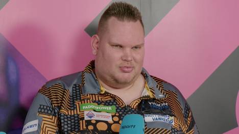 Wesley Plaisier bezwingt sensationell Gerwyn Price in der zweiten Runde der Darts-WM - und zeigt sich anschließend im Siegerinterview auf SPORT1 überglücklich. 