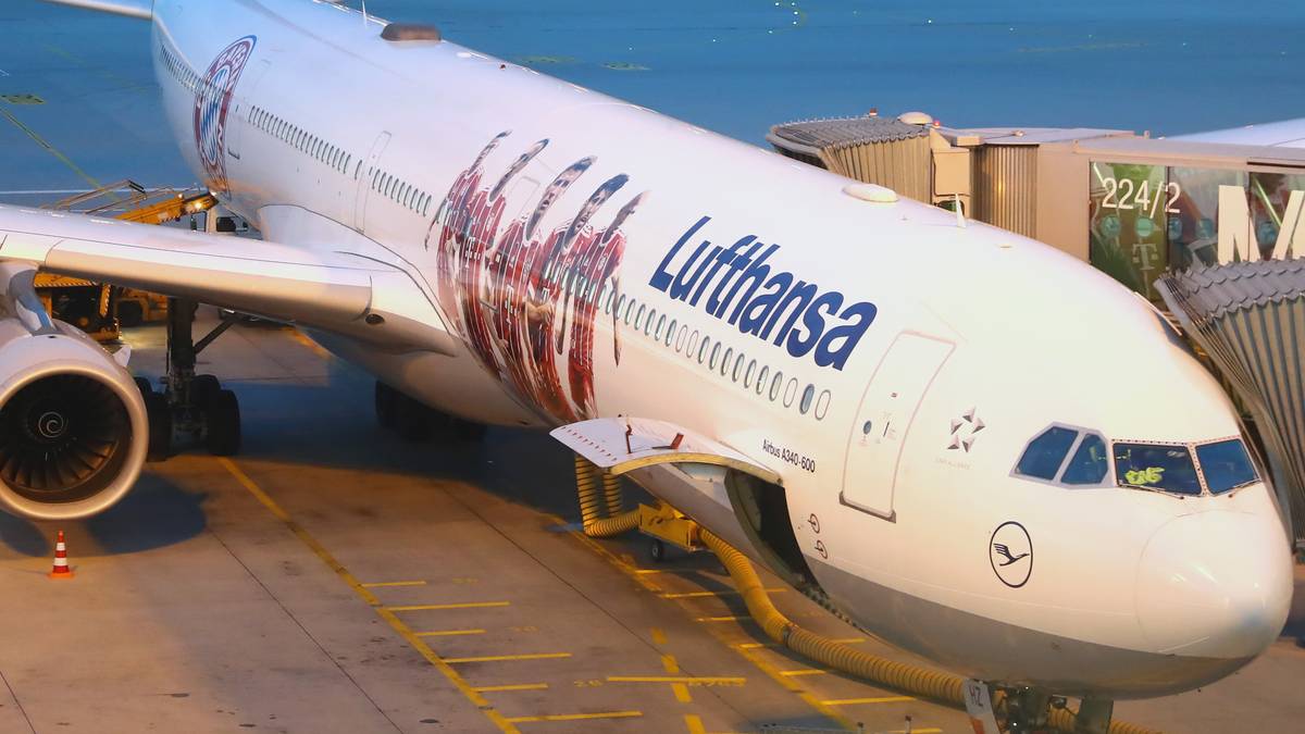 Am 18. August startet die Bundesliga in die neue Saison. Der FC Bayern bereitet sich nach seinem Sieg beim Telekom Cup in  Asien vor. Mit einem frisch lackierten Flugzeug macht sich der FC Bayern am Sonntagabend von München auf den Weg nach China. 