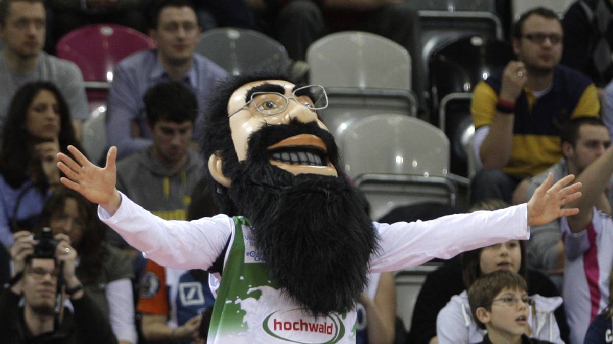 Und hier ein deutscher Vertreter aus der Reihe der befremdlichen Maskottchen. Wenigstens hat "Aggy" aber einen besonderen Hintergrund. Der Basketball-Verein aus Trier empfand ihn dem langjährigen Physiotherapeuten Axel Mock nach