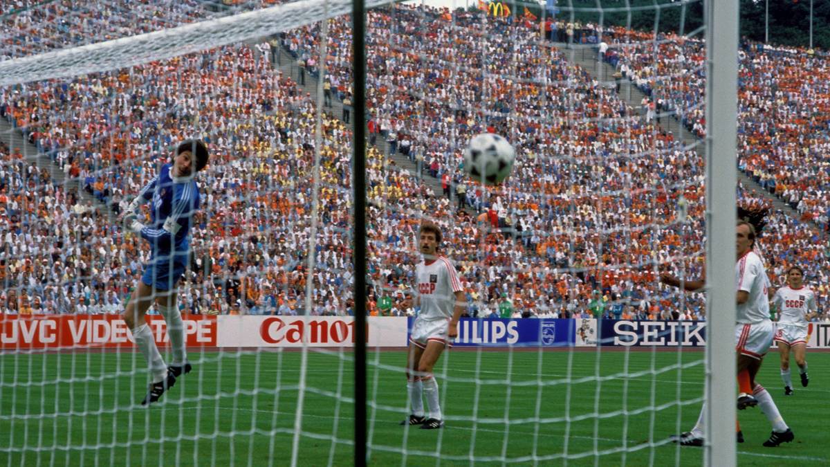 Anders als Shaqiris Tor ist dieser Geniestreich am Ende Gold wert. Van Basten macht das 2:0 und sichert Oranje den bis heute einzigen großen Titelgewinn