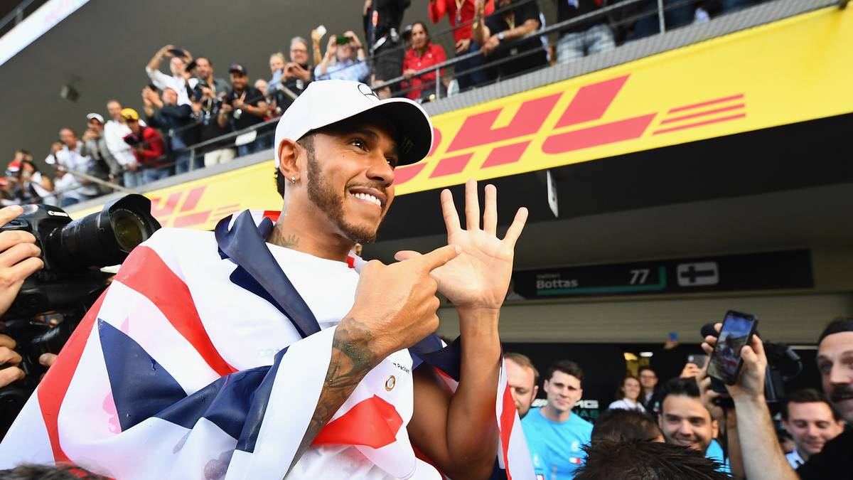 Für jeden, der es immer noch nicht mitbekommen hat: Fünf WM-Titel hat Lewis Hamilton nun auf dem Konto, damit zieht er mit Legende Juan Manuel Fangio gleich