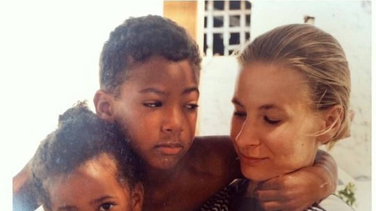 Deshalb haben besonders Avelina und Jerome ein enges Verhältnis zueinander. Dieses Foto zeigt sie im Kindesalter mit ihrer Mutter