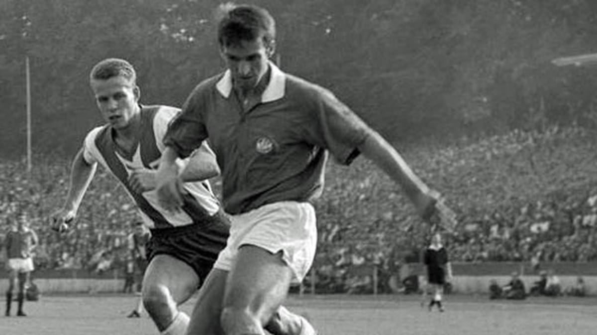 Seine Laufbahn als Spieler startet Rehhagel (l.) bei der TuS Helene Altenessen. Über Rot-Weiß Essen wechselt der Verteidiger 1963 zu Hertha BSC. Dort spielt der gebürtige Essener drei Jahre