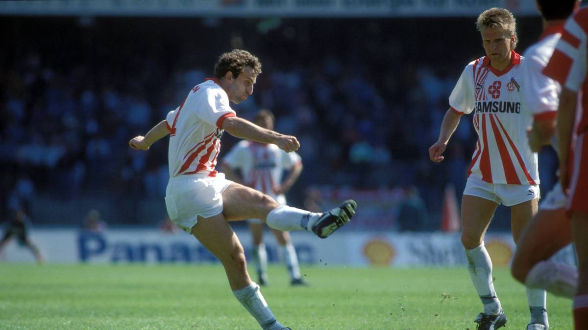 Trainer Erich Rutemöller gibt sein legendäres Rot-Okay: „Mach‘ et, Otze!“. Ordenewitz schlägt also kurz vor dem Ende den Ball weg und kassiert wegen Unsportlichkeit direkt Rot. Doch Rutemöller plaudert den Plan später im "ZDF" aus. Die Folge: Der DFB sperrt Ordenewitz fürs Finale und sein Coach zahlt 5000 Mark Strafe