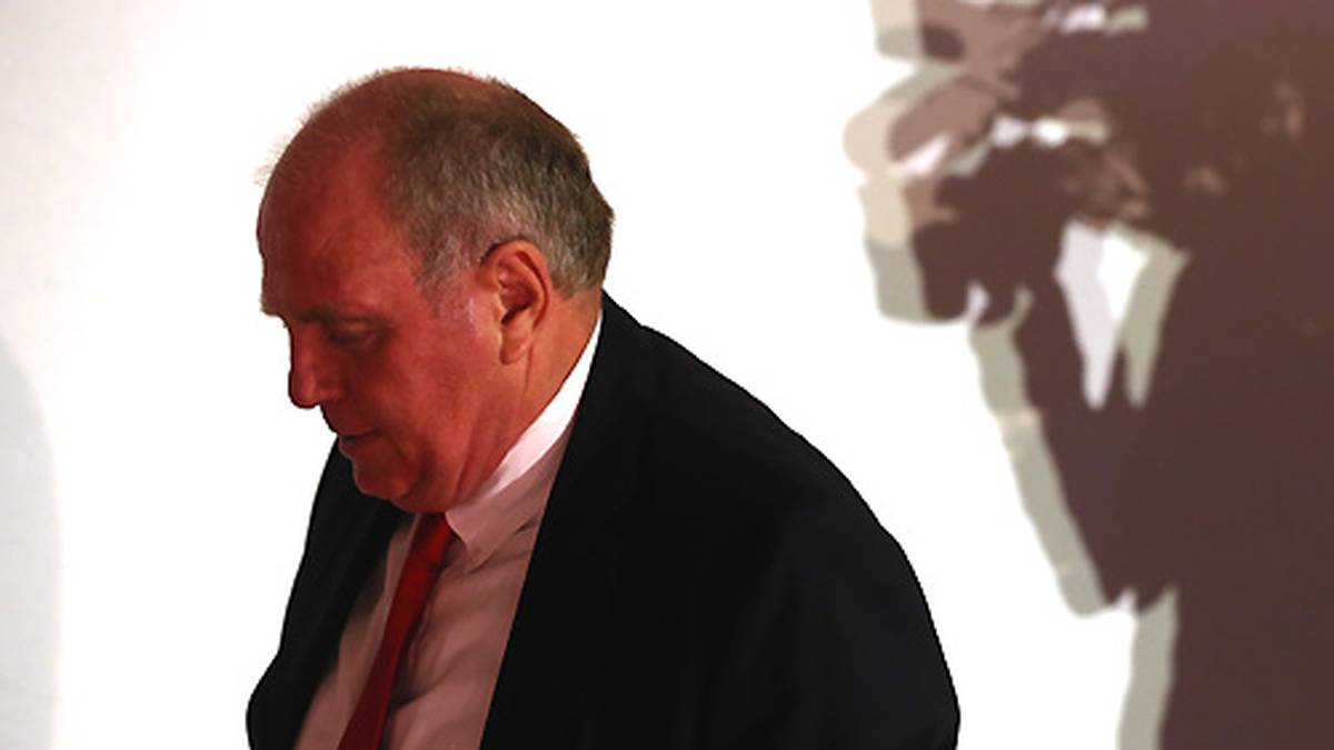 20. April: Das Nachrichtenmagazin "Focus" macht die Selbstanzeige des Bayern-Präsidenten und die Ermittlungen der Staatsanwaltschaft München II wegen des Verdachts der Steuerhinterziehung öffentlich