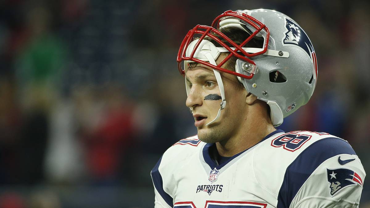 Sportlich lief es für Gronkowski und die Patriots in der Saison 2015/16 nicht ganz so erfolgreich wie in der vorangegangenen Saison. Sie mussten sich bereits im AFC Championship Game geschlagen geben. Gronk bekam für den Pro Bowl dennoch die meisten Votes aller Nicht-Quarterbacks