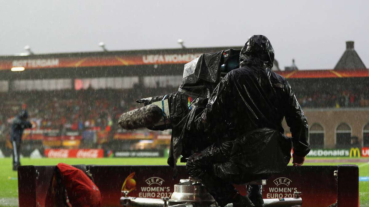 ...und im Nu verwandeln sich Rasen und Austragungsort in eine Seenlandschaft  