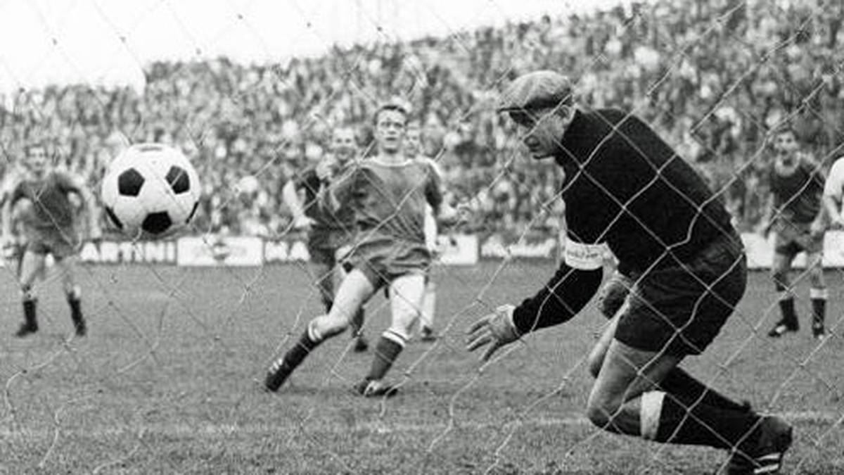 Danach geht es zum 1. FC Kaiserslautern. Sechs Jahre schnürt Rehhagel die Fußballschuhe am Betzenberg. Nach 148 Bundesligaspielen muss er seine Spieler-Laufbahn aufgrund einer Knieverletzung beenden