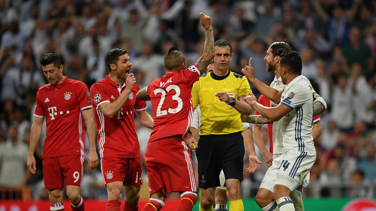 Zunächst läuft es gut, der FCB geht durch Lewandowski (Elfmeter) und ein Eigentor von Sergio Ramos zweimal in Führung. Dann nimmt Schiedsrichter Viktor Kassai eine Hauptrolle ein: Der Ungar gibt Vidal Gelb-Rot, der ebenfalls verwarnte Casemiro darf hingegen durchspielen - zwei von vielen Fehlentscheidungen