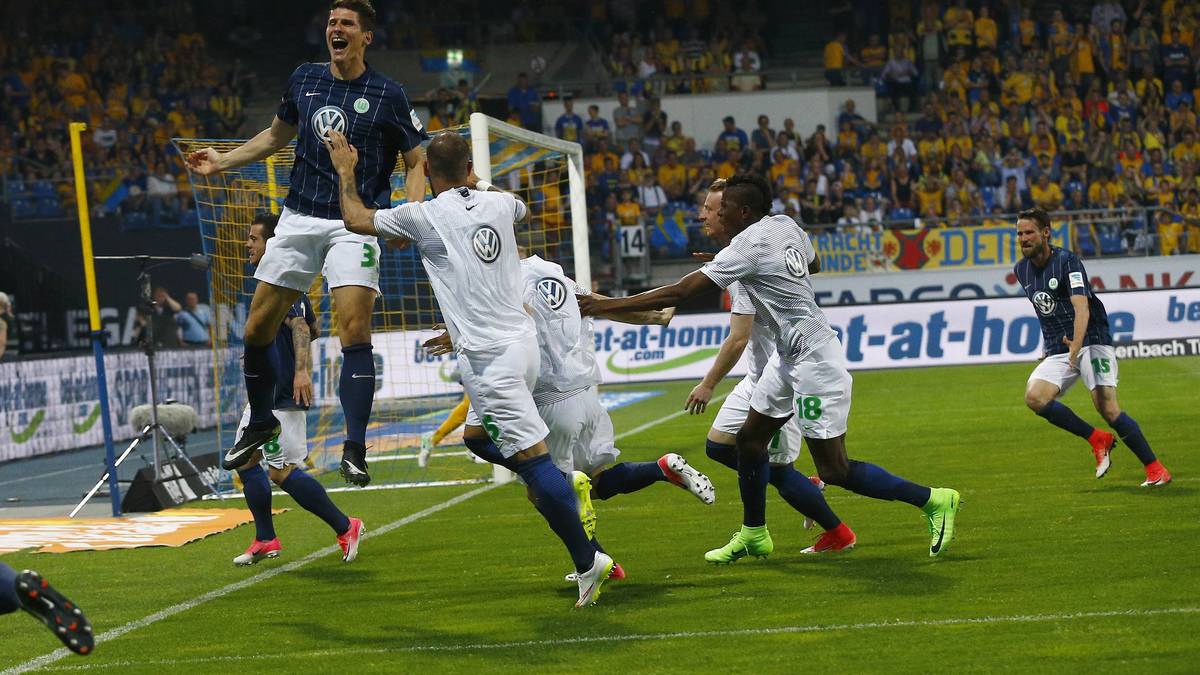 Es folgen die zwei Zitterjahre des VfL Wolfsburg. Mario Gomez (l.) trifft 2017 im Derby gegen Eintrachjt Braunschweig zum 1:0-Endstand im Hinspiel. Da die Wölfe mit dem gleichen Ergebnis auch bei der Eintracht gewinnen, bleiben sie oben