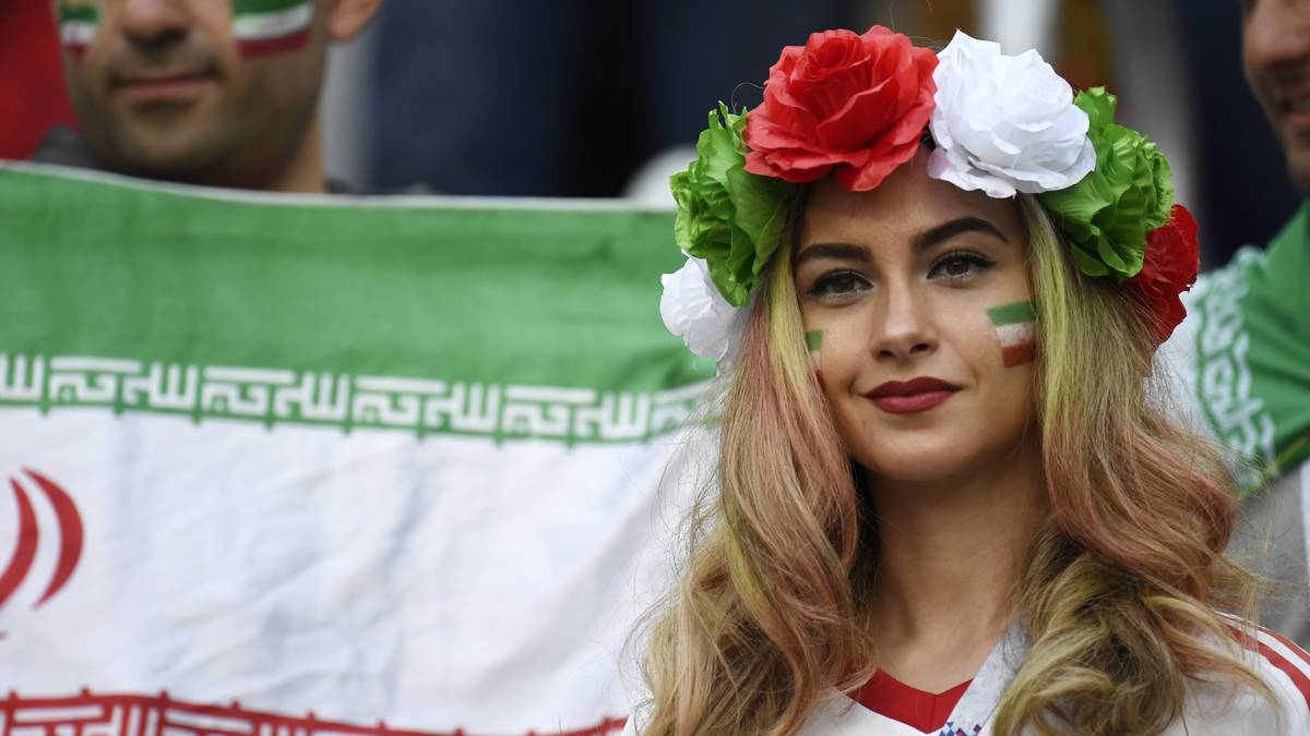Wow! Diese Iranerin nutzt den Besuch im Stadion für einen modelreifen Auftritt. Sogar die gewellten Haare sind in den Farben ihrer Heimat eingesprüht
