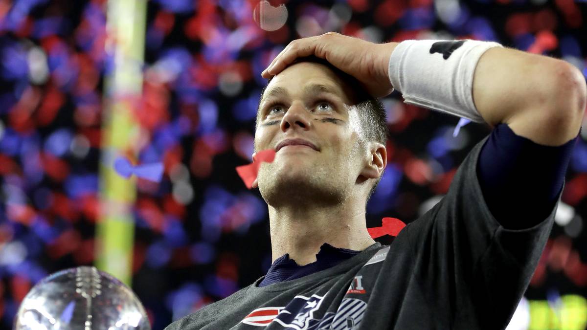 PLATZ 1 - TOM BRADY (New England Patriots, Quarterback): Ob man ihn jetzt für den G.O.A.T. hält oder nicht - Brady sorgte für das größte Comeback der Super-Bowl-Historie und gewann seinen fünften Ring. Während der Saison lieferte der Vorjahreszweite des Rankings nach seiner Vier-Spiele-Sperre auf MVP-Level ab. Die verdiente Nummer eins