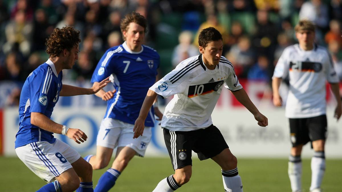 MESUT ÖZIL: Der gebürtige Gelsenkirchener ist 2009 der vielleicht beste Spieler der deutschen Mannschaft. Der Spielmacher tritt mit der ihm eigenen Leichtigkeit auf und erzielt im Finale das wichtige 2:0. Auch er wird später Weltmeister, spielt bei Real Madrid und nun beim FC Arsenal. Aus dem DFB-Team tritt er nach dem Wirbel um ein Foto mit dem türkischen Machthaber Erdogan zurück