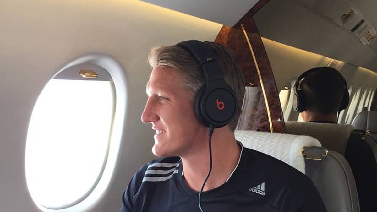 Nachdenklicher Blick aus dem Flieger. Schweinsteigers Abreise ist generalstabsmäßig vorbereitet und durchinszeniert - und verknüpft mit einer Werbekampagne für seinen Kopfhörer-Sponsor