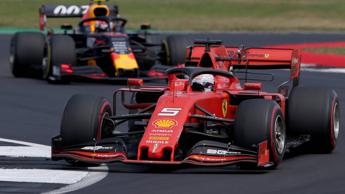 Beim Großen Preis von Großbritannien verschenkt Sebastian Vettel wegen einer selbstverschuldeten Kollision mit Max Verstappen eine bessere Platzierung. Die internationalen Medien lästern und schwärmen von Lewis Hamilton, der erneut seine Klasse zeigt. SPORT1 fasst die Pressestimmen zusammen
