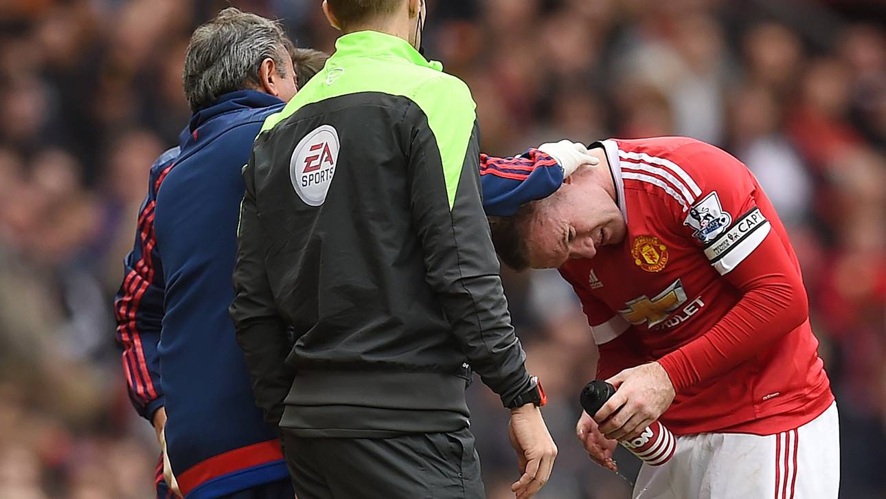 Wayne Rooney wird getackert
