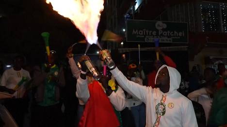 Nach dem Triumph beim Afrika-Cup feiern die senegalesischen Fans ausgelassen auf den Straßen. In diesem Video kommen Fans selbst zu Wort und erzählen, was dieser Sieg für sie und ihr Land bedeutet.