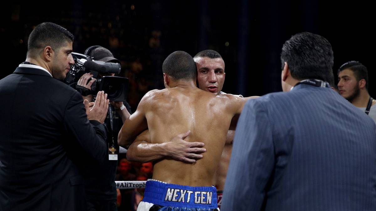 Nach dem Fight zeigen sich beide als faire Sportsmänner...