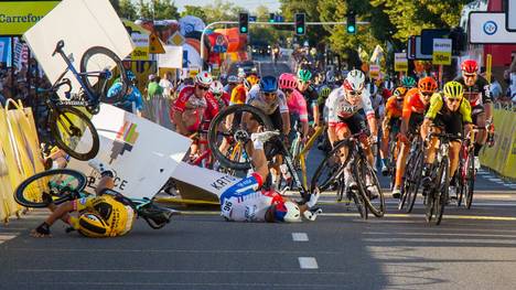 Der Niederländer Fabio Jakobsen liegt nach einem schweren Sturz bei der Polen-Rundfahrt im Koma. Eine Meldung seines Teams macht jetzt Hoffnung.