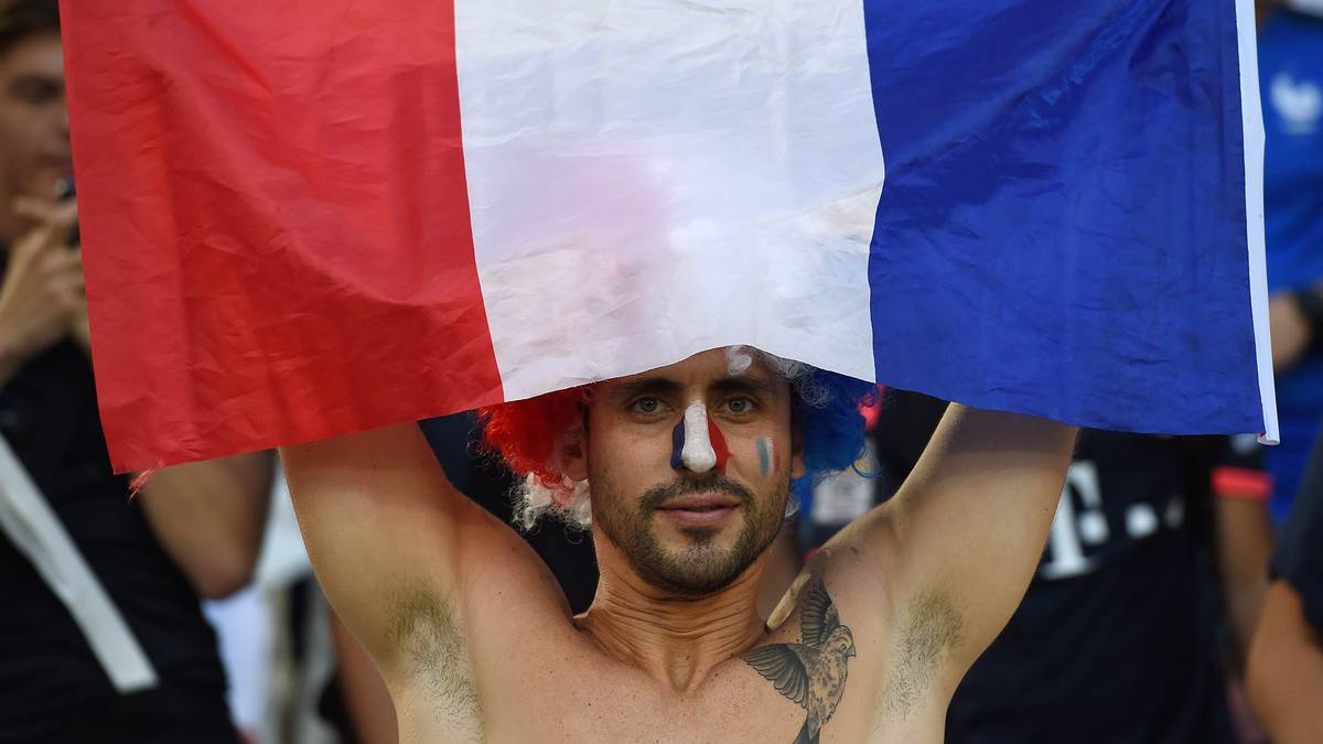 Die Anhänger haben sich auf den Rängen eingefunden