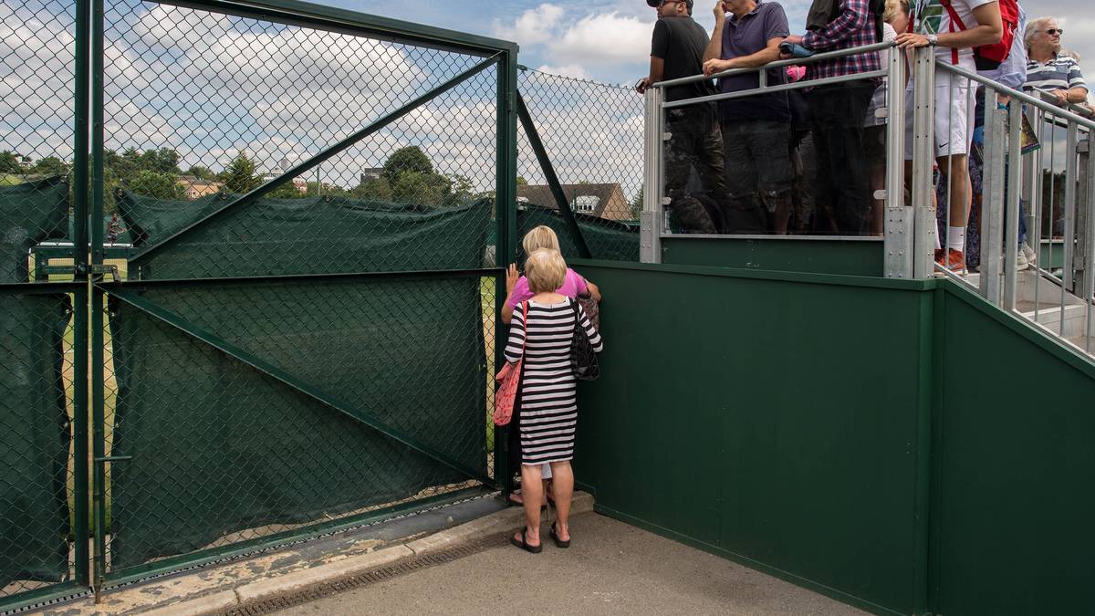 In Wimbledon gibt es an jeder Ecke was zu entdecken. Da lohnt sich auch schon mal der Blick durch eine Lücke im Sichtschutz