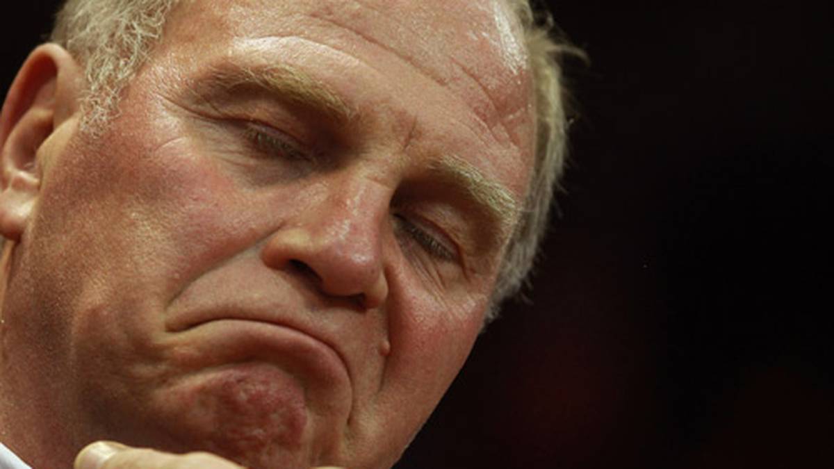 23. April: Hoeneß gesteht in der "Sport Bild" einen "schweren Fehler" ein. Am selben Tag berichtet die "Süddeutsche Zeitung" kurz vor Münchens Halbfinale gegen den FC Barcelona über den Haftbefehl gegen Hoeneß und die Durchsuchung seines Hauses