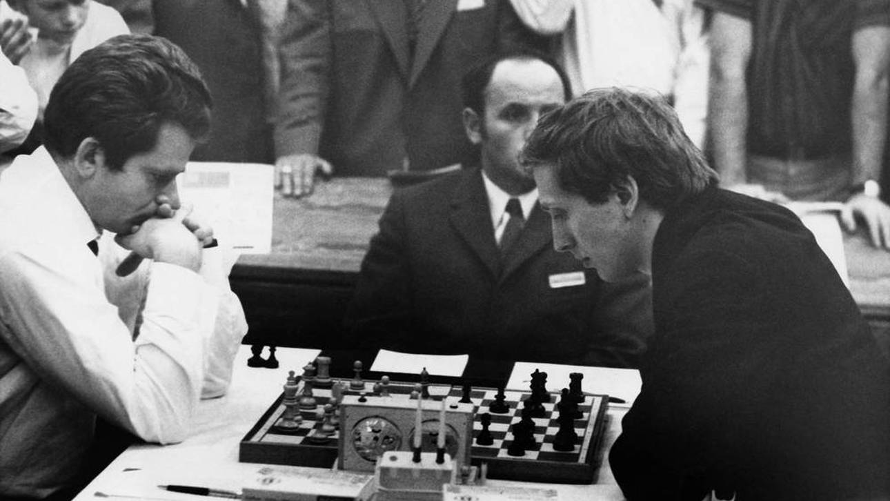 Boris Spasski (l.) gegen Bobby Fischer (r.) 