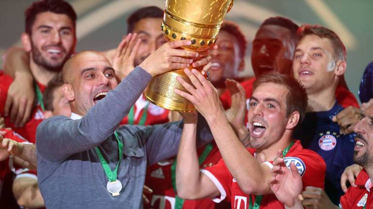 Pep Guardiola und Philipp Lahm mit dem DFB-Pokal bei der Siegerehrung