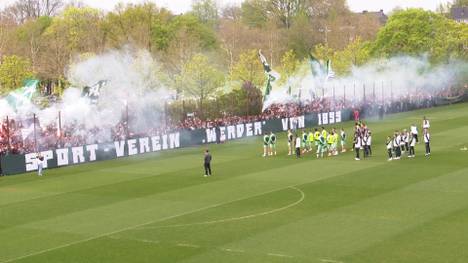 Due Ultras von Werder Bremen rufen zu einem Trainingsbesuch auf - und 1500 Fans leisten Folge. Das Ergebnis: eine einzigartige Kulisse vor dem Nordderby gegen den HSV. 