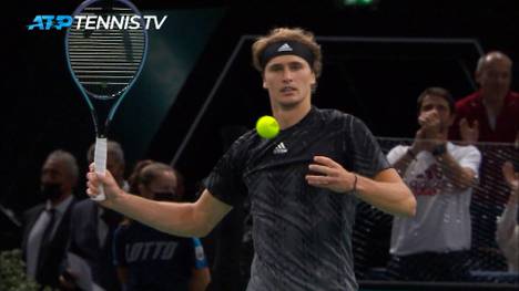 Tennisspieler Alexander Zverev glänzt im Viertelfinale der ATP Paris Masters gegen Casper Rudd. Nach zwei Sätzen zieht er ins Halbfinale ein.