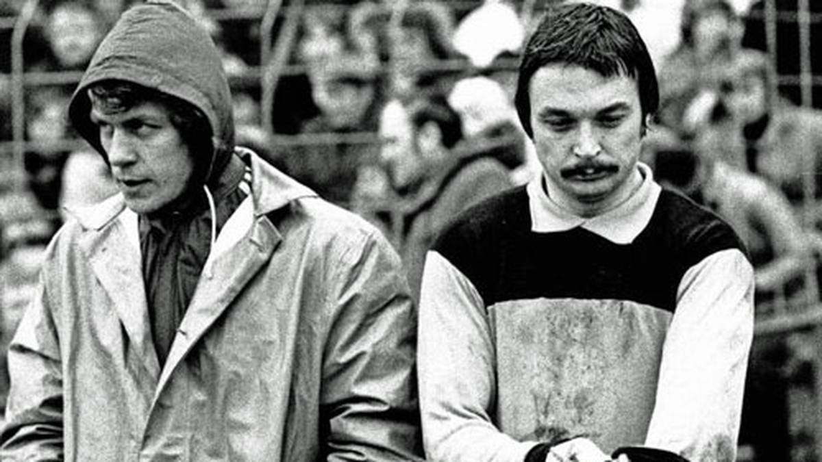 Sein ehemaliger Lauterer Coach Gyula Lorant holt Rehhagel 1973 als Co-Trainer zum Bundesligisten Kickers Offenbach. Nach Lorants Entlassung beerbt der damals 35-jährige Rehhagel seinen Mentor und trainiert fortan die Mannschaft um Torwart Fred Bockholt (r.)