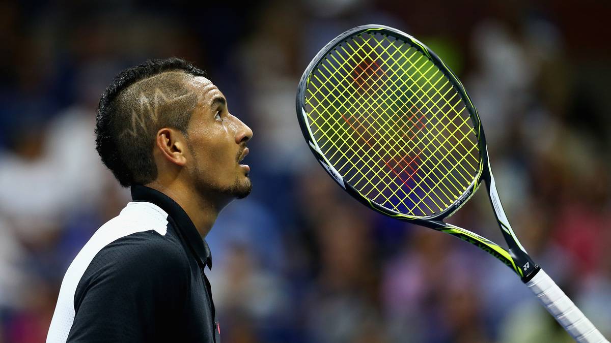 Bad Boy Nick Kyrgios scheint magische Kräfte und zu besitzen und seinen Schläger zum Schweben zu bringen. Das hilft aber nicht, gegen Andy Murray ist in Runde 2 Endstation