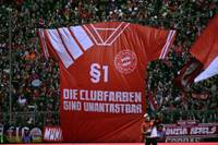 Die Bayern-Ultras forderten zuletzt mit einer Choreo, dass das FCB-Trikot wieder in den Klubfarben rot-weiß gestaltet sein solle. Laut Footy Headlines könnte dieser Wunsch bald in Erfüllung gehen.