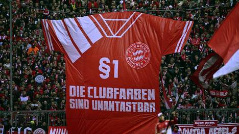 Die Bayern-Ultras forderten zuletzt mit einer Choreo, dass das FCB-Trikot wieder in den Klubfarben rot-weiß gestaltet sein solle. Laut Footy Headlines könnte dieser Wunsch bald in Erfüllung gehen.