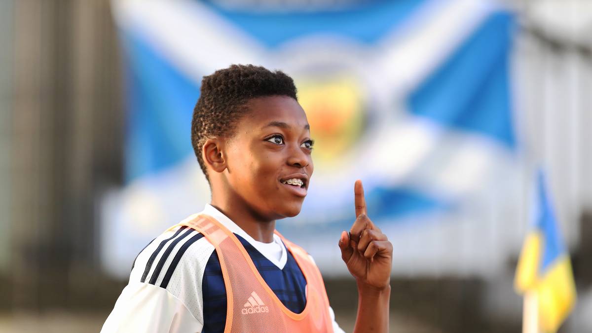 Karamoko Dembele (im Bild im Oktober 2016) hat bei Celtic Glasgow seinen ersten Profivertrag erhalten. Halb Europa soll den 15-jährigen Wunderknaben bereits im Visier gehabt haben, doch jetzt machte Celtic Nägel mit Köpfen und stattete den Offensivspieler mit einem Profivertrag über drei Jahre bis 2021 aus