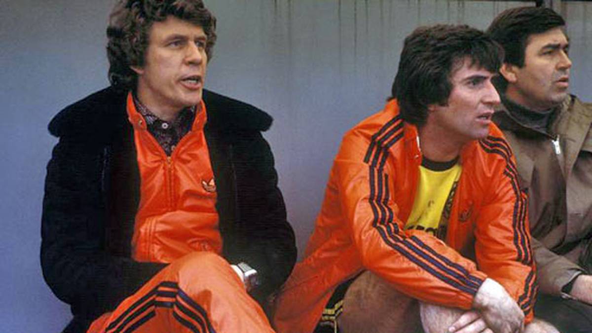 Nach seiner Entlassung in Offenbach folgt Rehhagels Zeit als "Feuerwehrmann". 1976 rettet er Werder Bremen in einem viermonatigen Engagement vor dem Abstieg und heuert zur neuen Saison bei Borussia Dortmund an