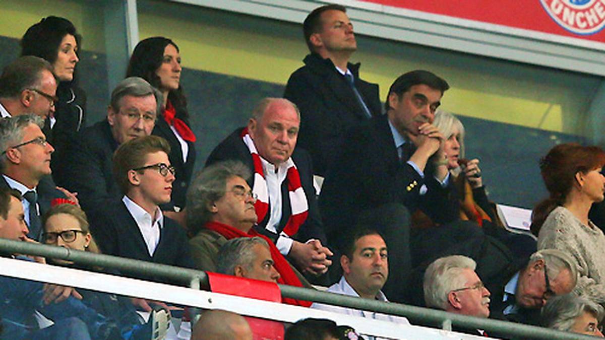 Am Abend tritt Hoeneß erstmals nach Bekanntwerden seiner Steuer-Affäre in der Öffentlichkeit auf und sitzt beim 4:0-Sieg des deutschen Meisters im Champions-League-Halbfinale gegen den FC Barcelona auf der Ehrentribüne der Münchner Allianz Arena