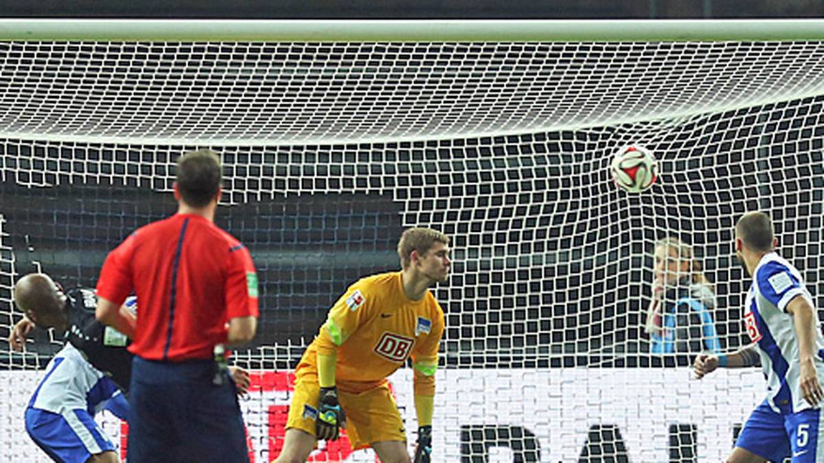 Der Franzose erzielt seinen ersten Bundesliga-Treffer. Alle Berliner - inklusive Torwart Thomas Kraft - schauen zu