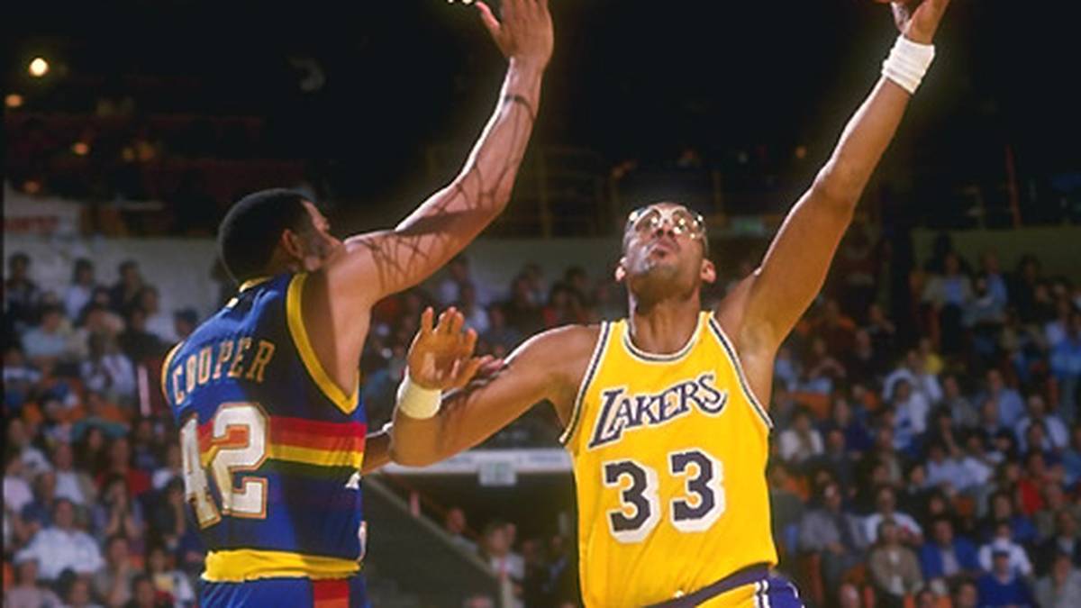 Der Center wurde als Lew Alcindor geboren, konvertierte allerdings zum Islam und änderte deswegen seinen Namen. Neben seinen Statistiken bissen sich Gegner und Nachfolger auch an seinem "Skyhook" die Zähne aus