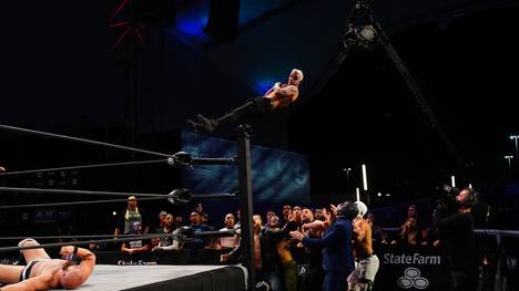 Darby Allin springt bei AEW Dynamite mit dem Coffin Drop auf die Dark Order