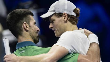 Novak Djokovic (l.) steht dank Jannik Sinner im Halbfinale