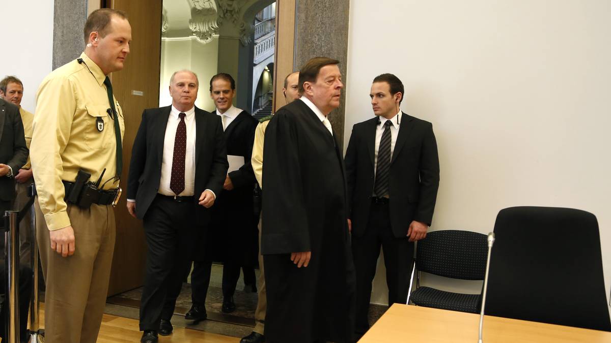 13. März 2014: Hoeneß kommt durch das Spalier der Polizisten in den Gerichtssaal und weiß: An diesem vierten Prozesstag fällt die Entscheidung über seine Zukunft