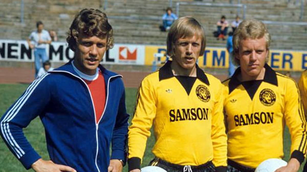 Nach Platz acht im ersten Jahr steht der BVB in der Folgesaison mit Routinier Sigi Held (M.) zwar immer noch auf Platz elf, doch das legendäre 0:12 gegen Mönchengladbach am letzten Spieltag wird "Otto Torhagel" zum Verhängnis: Rehhagel muss seinen Platz räumen