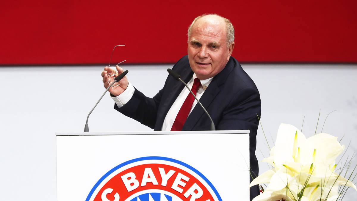 Entsprechend dankbar ist der Präsident seinem wichtigsten Angestellten. "Wenn man sieht, welche Stimmungsänderung durch Jupp Heynckes gekommen ist - das macht Spaß! Alle Mitarbeiter schweben förmlich. Es ist ein ganz anderer Geist da", schwärmt Hoeneß auf der Jahreshauptversammlung