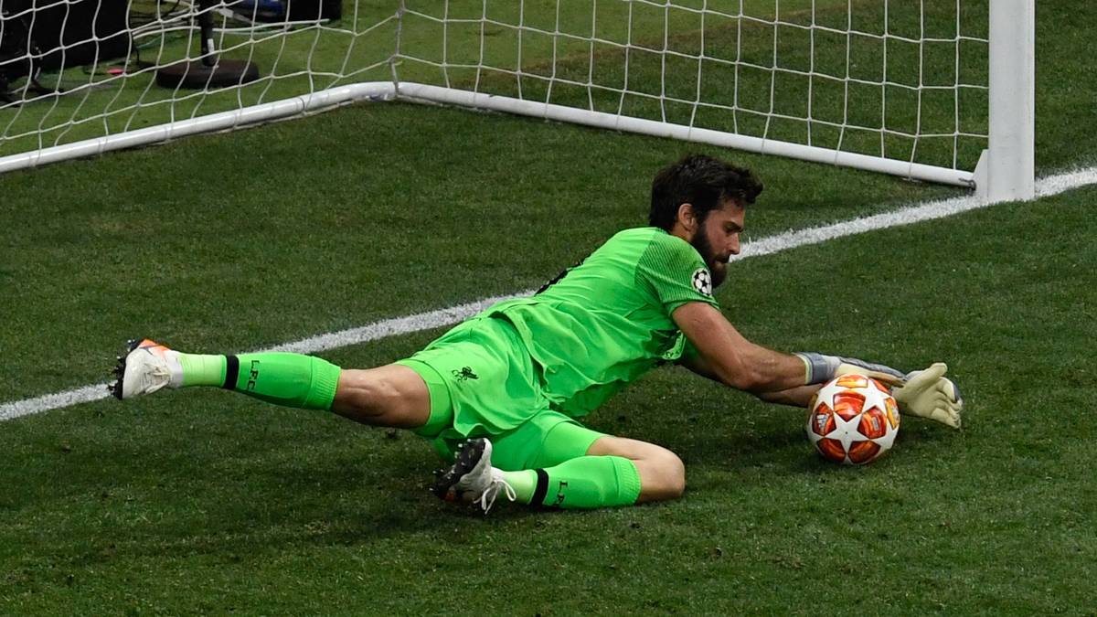 2018/19 – ALISSON (62,5 Millionen Euro von AS Roma): Klopp machte den Brasilianer zum damals teuersten Torhüter. Er rechtfertigte vor allem auf dem Weg zum Triumph in der Königsklasse mit starken Paraden gegen Neapel, Barcelona und schließlich im Finale gegen Tottenham jeden Cent