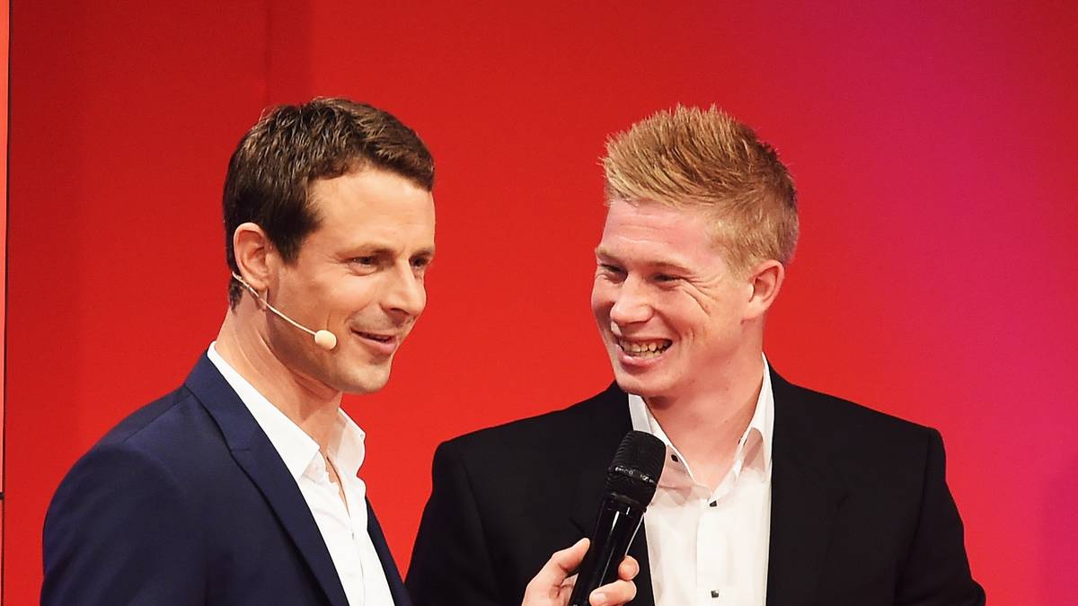 Wie vor dem Traualtar spricht Kevin De Bruyne, der den Titel "Star des Jahres" einheimst, die Worte von Alexander Bommes nach: "Ich, Kevin De Bruyne, werde auf jeden Fall diese Saison beim VfL Wolfsburg spielen"
