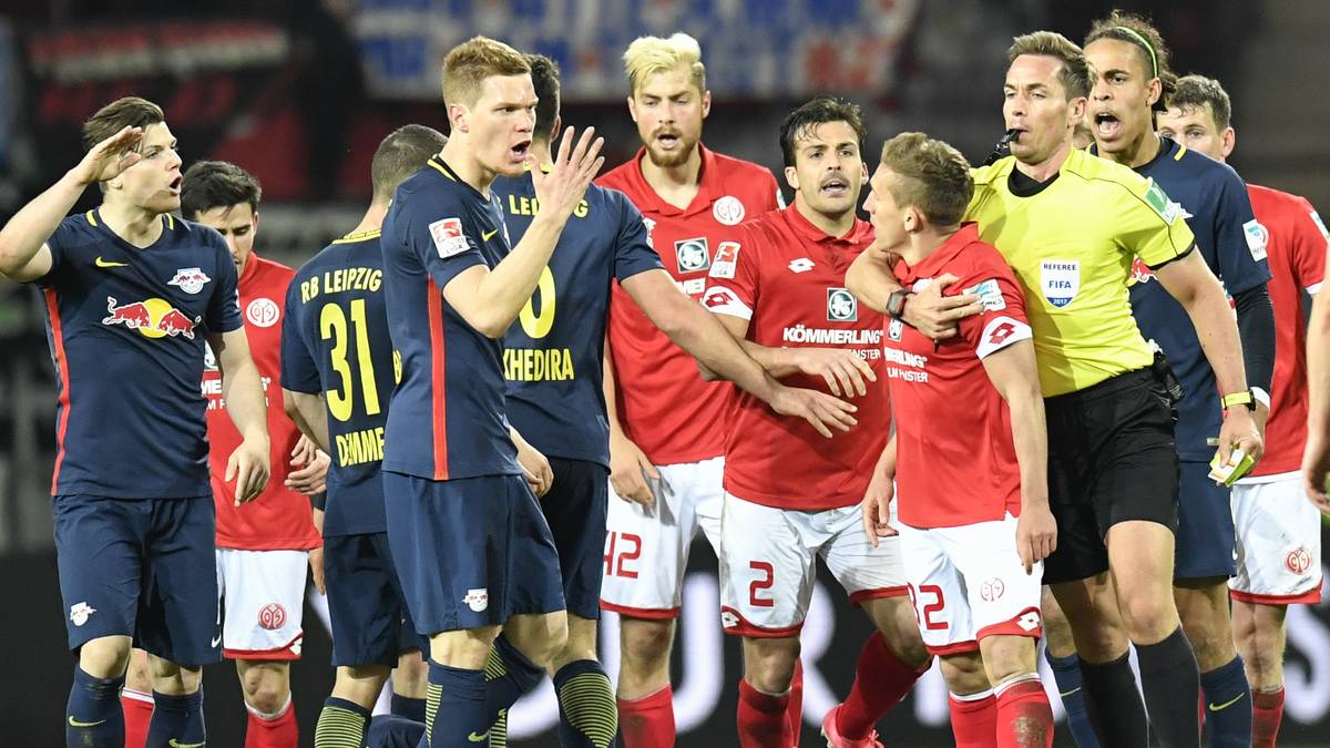 Harte Zweikämpfe gibt es auch in der zweiten Hälfte. Schiedsrichter Tobias Stieler (2. v. r.) muss eine schwierige Partie leiten. Immer wieder geraten Spieler aneinander: Der Mainzer Pablo De Blasis streitet sich mit den Leipzigern